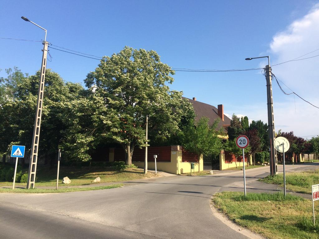 מלון Balatonszárszó Emi Vendeghaz מראה חיצוני תמונה