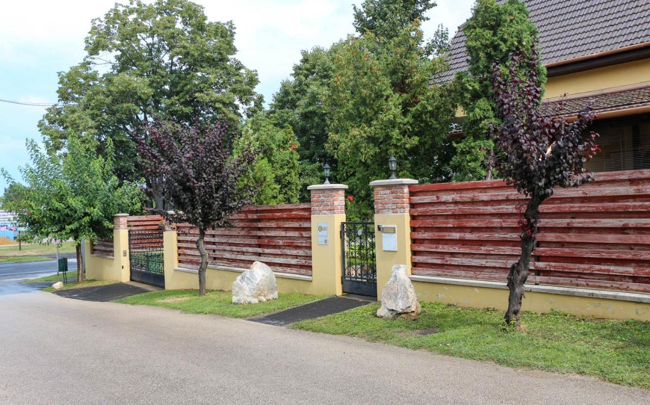 מלון Balatonszárszó Emi Vendeghaz מראה חיצוני תמונה